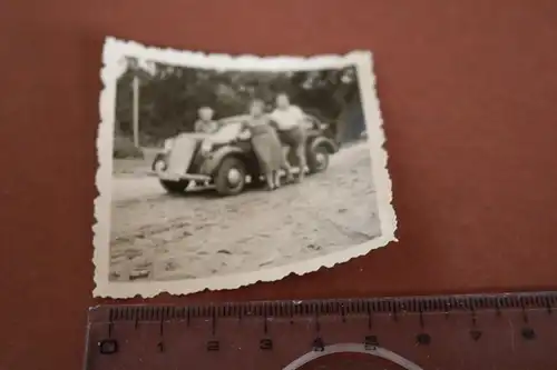 tolles altes Foto - Familie mit mir unbekannten Oldtimer DDR - 50er Jahre ?