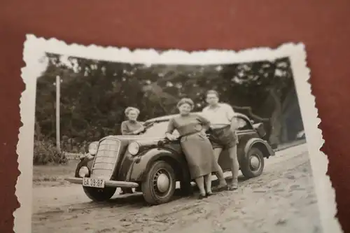 tolles altes Foto - Familie mit mir unbekannten Oldtimer DDR - 50er Jahre ?