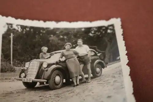 tolles altes Foto - Familie mit mir unbekannten Oldtimer DDR - 50er Jahre ?