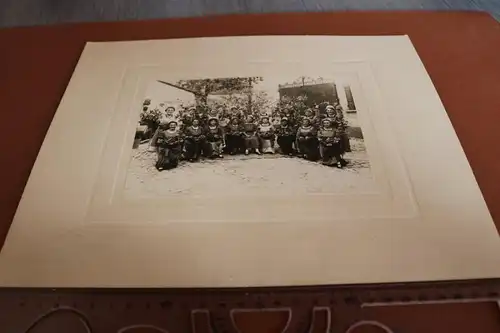 tolles altes Foto -  Gruppe Frauen in Tracht ? Blumenschmück - 1910-20 ??