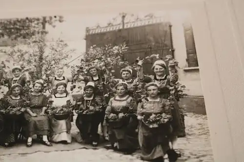 tolles altes Foto -  Gruppe Frauen in Tracht ? Blumenschmück - 1910-20 ??