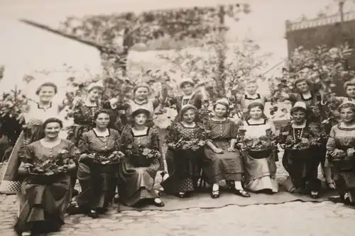 tolles altes Foto -  Gruppe Frauen in Tracht ? Blumenschmück - 1910-20 ??