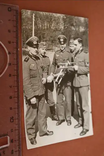 tolles altes Foto -  Gruppe Soldaten mit Flugzeug Holzmodellen