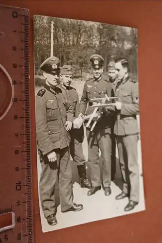 tolles altes Foto -  Gruppe Soldaten mit Flugzeug Holzmodellen 