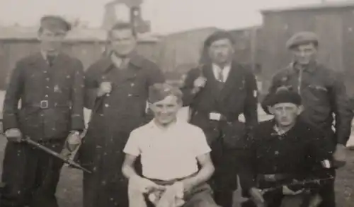 tolles altes Foto -  Französische Résistance Kämpfer ?? Avril 1945  Ärmelabzeich