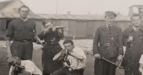 tolles altes Foto -  Französische Résistance Kämpfer ?? Avril 1945  Ärmelabzeich