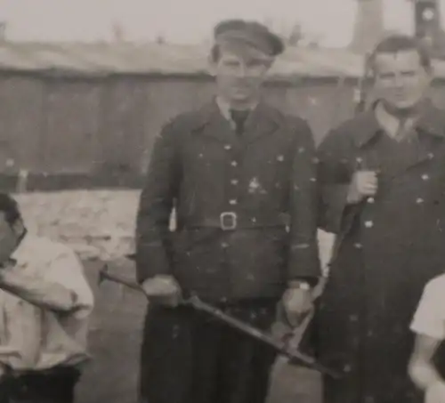 tolles altes Foto -  Französische Résistance Kämpfer ?? Avril 1945  Ärmelabzeich