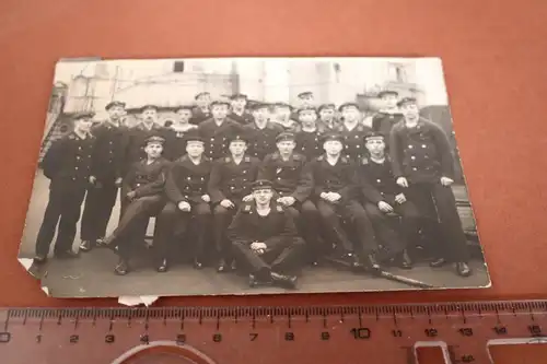 tolles altes Foto - Gruppe Matrosen - vers. Mützenbänder