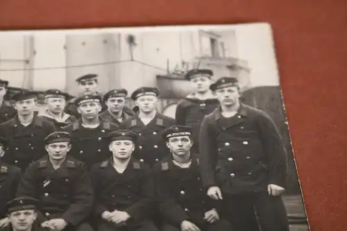 tolles altes Foto - Gruppe Matrosen - vers. Mützenbänder