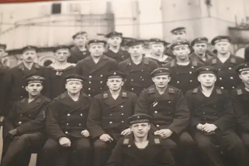 tolles altes Foto - Gruppe Matrosen - vers. Mützenbänder