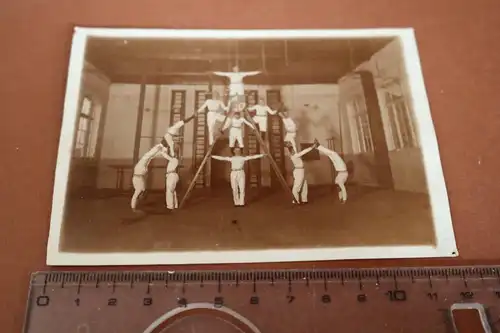 tolles altes Foto - junger Männer Sportler - Turnverein - Wappen - 1896 