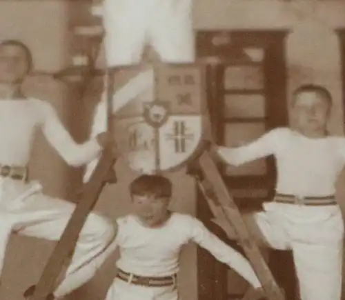 tolles altes Foto - junger Männer Sportler - Turnverein - Wappen - 1896