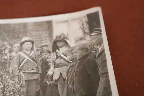 tolles altes Foto - Gruppe Kinder , einige Junges mit Schärpen - Feier ??