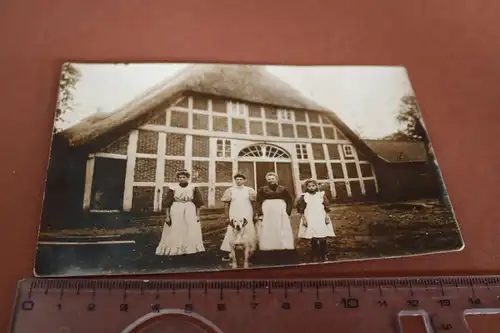 tolles altes Foto -  Familie mit Hund vor Fachwerkbauernhaus - Norddeutschland ?