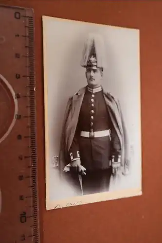tolles altes Foto CDV Portrait eines Soldaten mit Paradehelm 