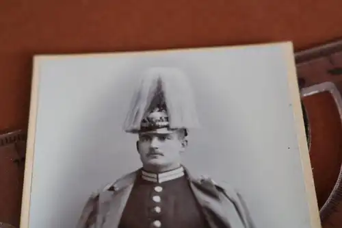 tolles altes Foto CDV Portrait eines Soldaten mit Paradehelm