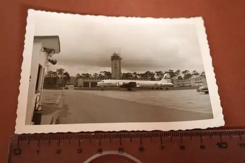 tolles altes Foto -  Flughafen - Militärmaschine der USAF 