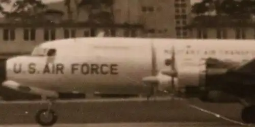 tolles altes Foto -  Flughafen - Militärmaschine der USAF