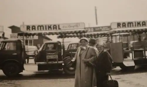 tolles altes Foto -  Industriemesse ?? Werbung Ramikal -  50-60er Jahre ?
