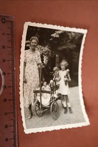 tolles altes Foto - Mädchen mit ihren Puppen - 1939