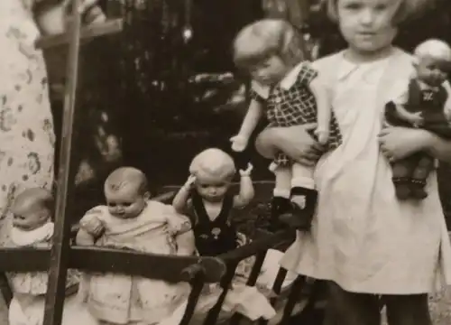 tolles altes Foto - Mädchen mit ihren Puppen - 1939