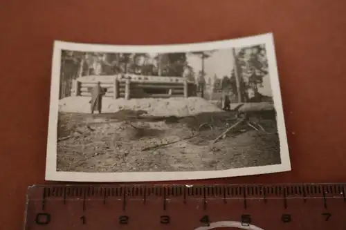 tolles altes Foto - Schutzbunker  dicke Holzbalken  Soldaten  - Ort ???