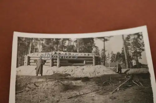 tolles altes Foto - Schutzbunker  dicke Holzbalken  Soldaten  - Ort ???