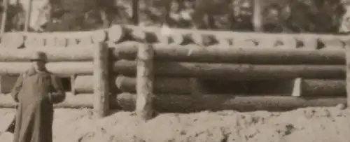 tolles altes Foto - Schutzbunker  dicke Holzbalken  Soldaten  - Ort ???