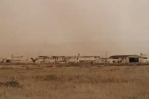 tolles altes Foto - Flughafen ?? Stadt ?? Hangar ?? Ort ??