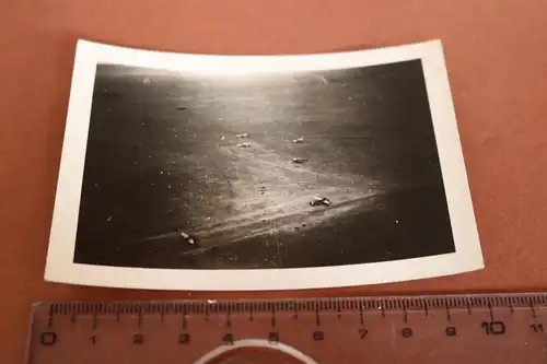 tolles altes Foto - Feldflugplatz - Flugzeuge 