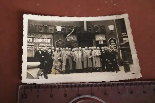 tolles altes Foto - Gruppe Personen vor Löwen-böhmisch Geschäft