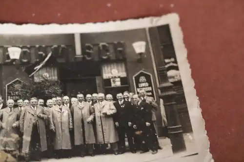 tolles altes Foto - Gruppe Personen vor Löwen-böhmisch Geschäft