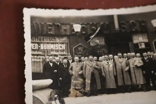 tolles altes Foto - Gruppe Personen vor Löwen-böhmisch Geschäft