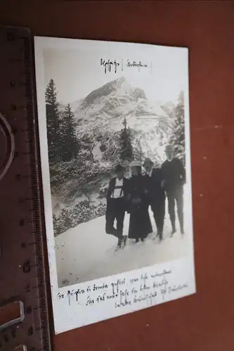 tolles altes Foto -  Personen vor einem Berg -  1912 - beschrieben