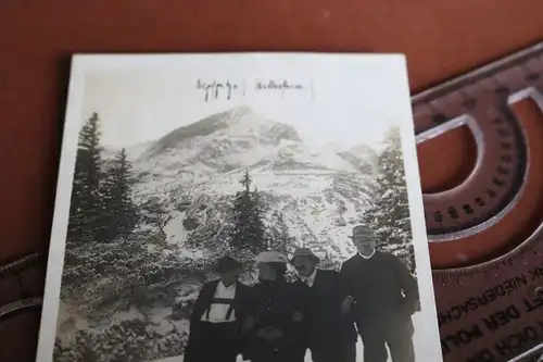 tolles altes Foto -  Personen vor einem Berg -  1912 - beschrieben