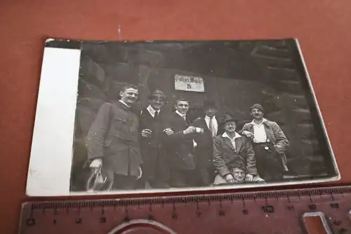 tolles altes Foto -  Gruppe Männer vor der Polizei Wache IV   Ort ?? 