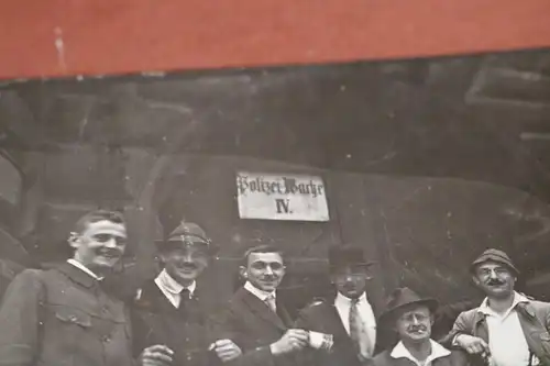 tolles altes Foto -  Gruppe Männer vor der Polizei Wache IV   Ort ??