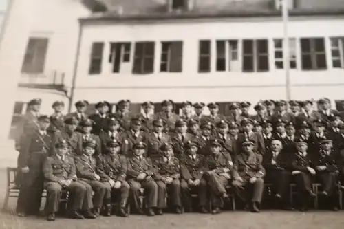 tolles altes Foto  Gruppenfoto - Polizisten ?? Soldaten ?? Ort ?? 30-40er Jahre?