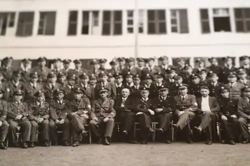 tolles altes Foto  Gruppenfoto - Polizisten ?? Soldaten ?? Ort ?? 30-40er Jahre?