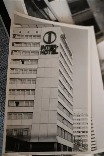 18 tolle alte Fotos - Gebäude Personen  Interhotel - Springbrunnen - DDR - Ort ?