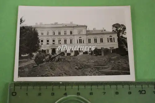 tolles altes Foto - Soldaten  mit MG im Schützengräben vor Villa - Hotel ??? 