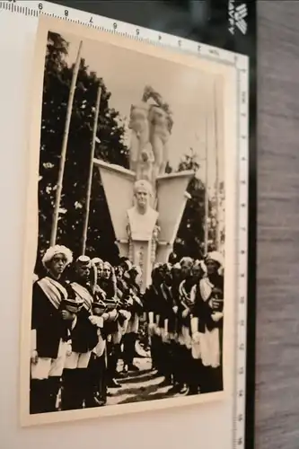 tolles altes Foto - Studenten und Denkmal -  denke Repro aus den 70-80er Jahre