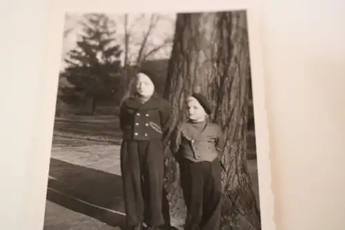 tolles altes Foto - zwei Jungs stehen am Baum 40er Jahre
