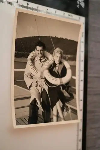 tolles altes Foto - Mann und Frau mit Rettungsringe um den Hals - Grenzland