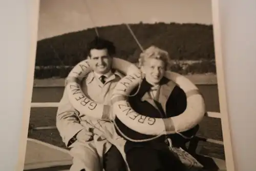 tolles altes Foto - Mann und Frau mit Rettungsringe um den Hals - Grenzland