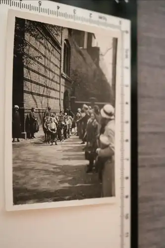 tolles altes Foto - Gruppe Kinder geht spazieren - 30-40er Jahre ?