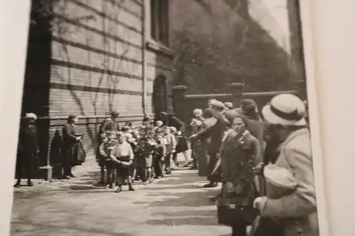 tolles altes Foto - Gruppe Kinder geht spazieren - 30-40er Jahre ?