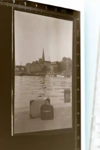 tolles altes Negativ  zwei einsame Koffer am Hafenkai - Ort ???  50-60er Jahre