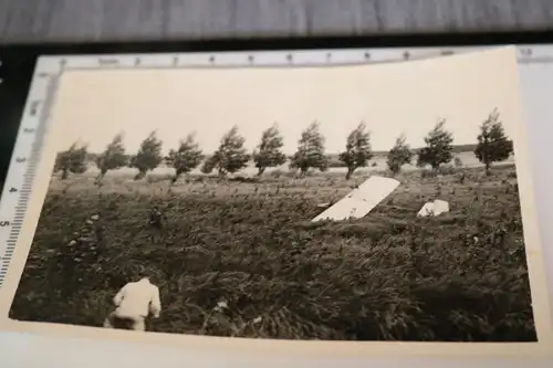 tolles altes Foto - Soldat und abgestürzter Segelflieger 30-40er Jahre