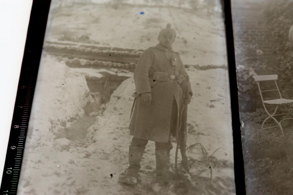 Zwei tolle alte Glasnegative eines Soldaten - Pickelhaube ...